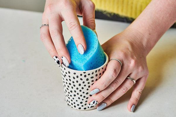 Mẹ chồng quên miếng rửa bát trong tủ lạnh con dâu tá hỏa phát hiện điểm lạ sau 1 đêm - 2