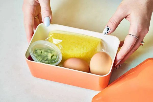 Mẹ chồng quên miếng rửa bát trong tủ lạnh con dâu tá hỏa phát hiện điểm lạ sau 1 đêm - 3