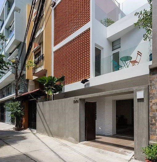 Mê mẩn nhà phố 2 tầng có giếng trời đẹp hút mắt - 1