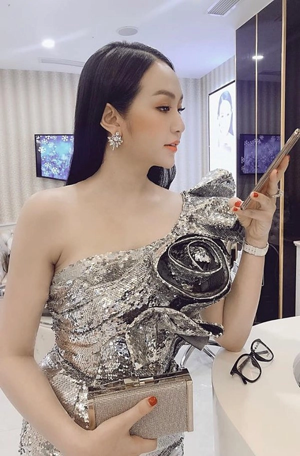 Mới sinh con chưa lâu bà xã tuấn hưng đã liên tục diện đồ gợi cảm khoe dáng nuột nà - 8