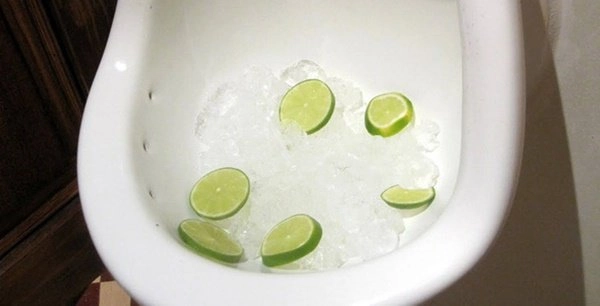 Mua túi đá lạnh đổ ngập bồn cầu thành quả bất ngờ khiến ai nhìn cũng sốc - 1