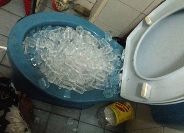 Mua túi đá lạnh đổ ngập bồn cầu thành quả bất ngờ khiến ai nhìn cũng sốc - 2