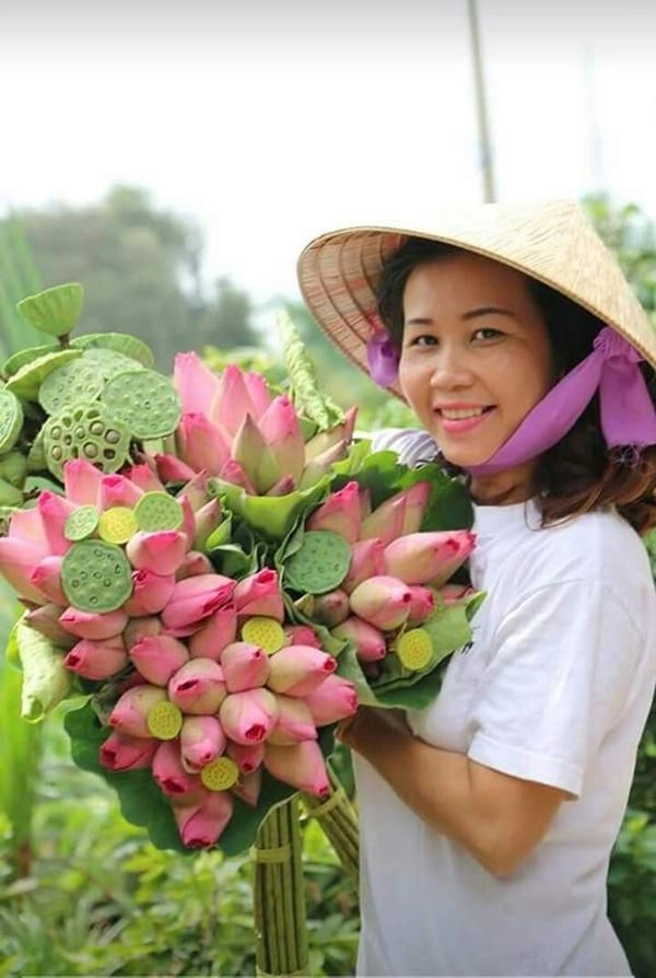 Ngắm khu vườn 200m ngập hoa trái đẹp ngất ngây làm từ đồ dùng bỏ đi của mẹ việt - 1