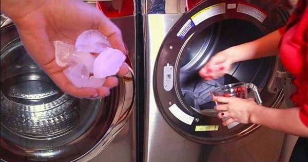 Thả 3 viên đá lạnh vào máy giặt quần áo phẳng lì càng mặc càng bền màu - 1