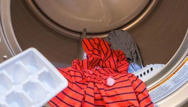 Thả 3 viên đá lạnh vào máy giặt quần áo phẳng lì càng mặc càng bền màu - 2