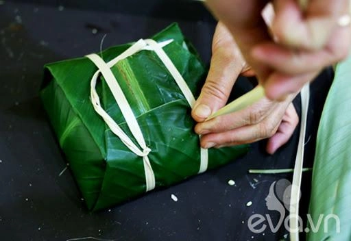 2 cách gói bánh chưng vuông vắn xanh đẹp cả nhà đều khen - 7