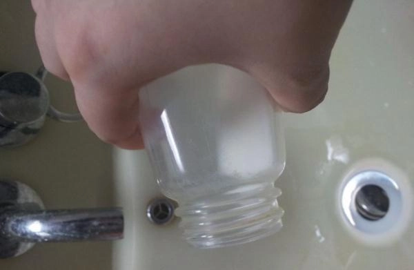 3 kiểu rửa bình sữa âm thầm hại trẻ sơ sinh mà mẹ hồn nhiên không biết - 2