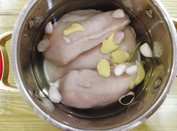 4 cách làm khô gà lá chanh giòn dai và mềm dẻo - 1