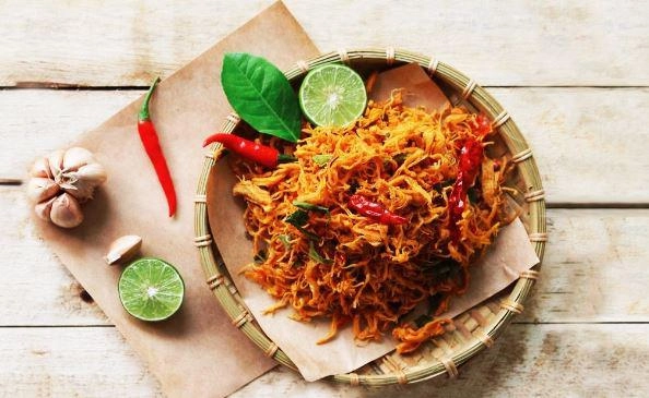 4 cách làm khô gà lá chanh giòn dai và mềm dẻo - 6