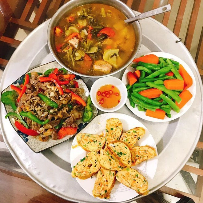 9x xinh đẹp ngày nấu 3 bữa ăn đủ món dân tình vừa khen vừa phát hiện điều thú vị - 2