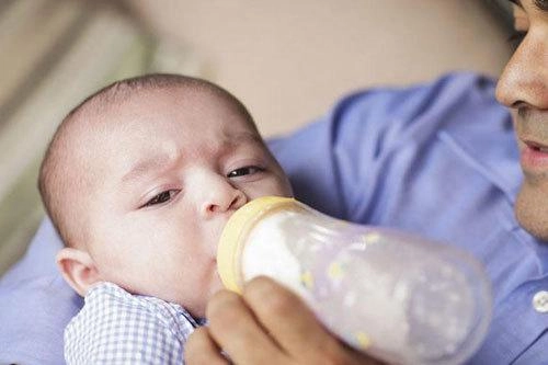 Bác sĩ khoa nhi bày cách sơ cứu sặc sữa ở trẻ sơ sinh mẹ nào cũng cần biết - 1