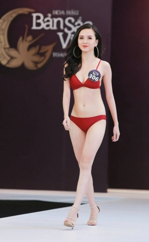 Bạn gái cầu thủ trọng đại diện nội y thi bikini gây tranh cãi - 5