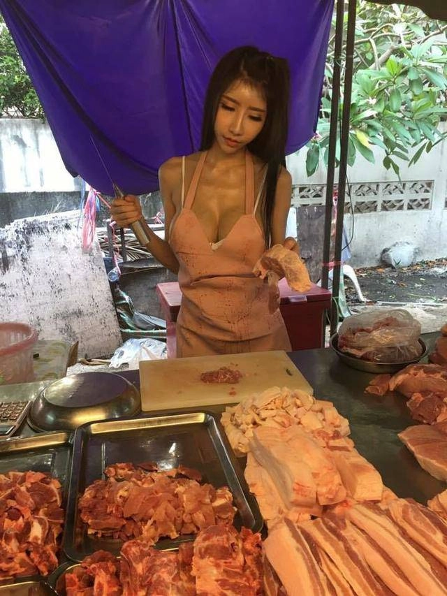 Bán hàng ăn phơi vòng 1 căng đầy thế này bảo sao nam giới chỉ thích thay vợ đi chợ - 1