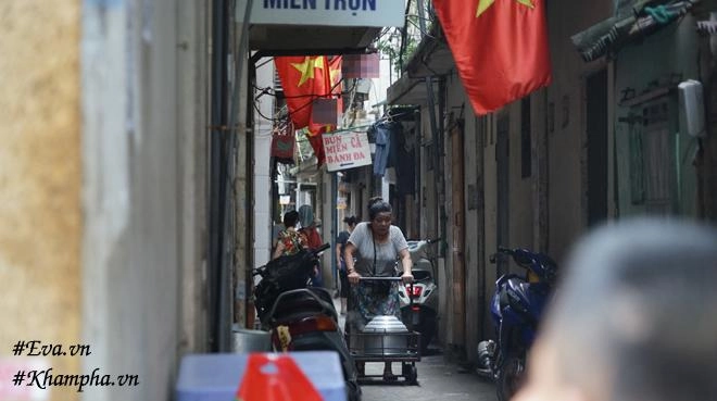 Bán xôi sắn độn hiếm gặp mẹ hà nội nườm nượp khách 4 tiếng hết veo 30kg - 2