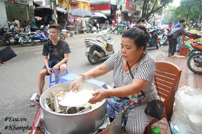 Bán xôi sắn độn hiếm gặp mẹ hà nội nườm nượp khách 4 tiếng hết veo 30kg - 3
