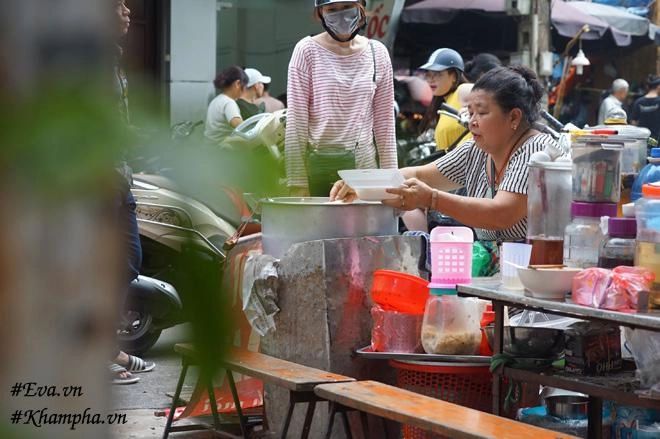 Bán xôi sắn độn hiếm gặp mẹ hà nội nườm nượp khách 4 tiếng hết veo 30kg - 10