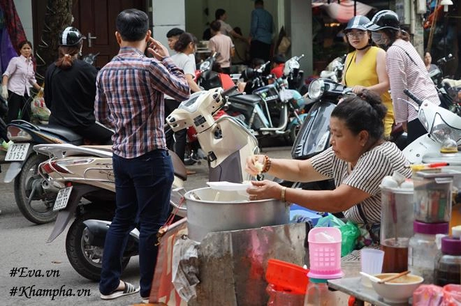 Bán xôi sắn độn hiếm gặp mẹ hà nội nườm nượp khách 4 tiếng hết veo 30kg - 11