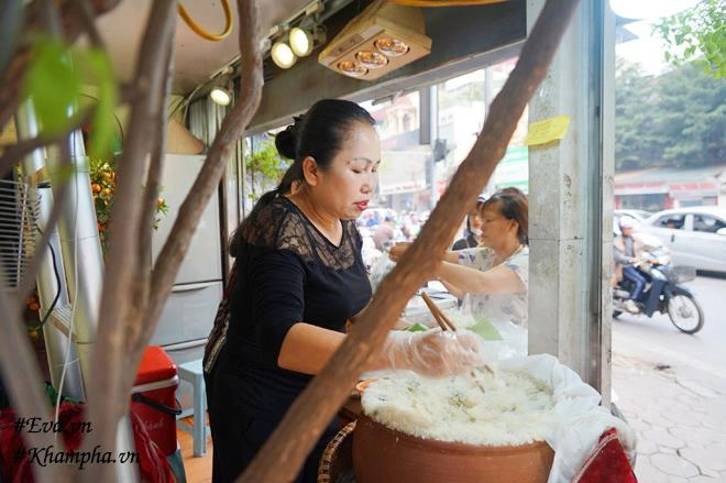 Bánh khúc nổi tiếng hn chỉ 13 nghìnchiếc ăn từ sáng no tới trưa mỗi ngày bán hàng nghìn chiếc - 3