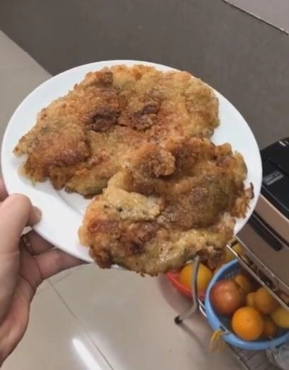 Bắt chước làm bánh chưng rán nước lọc chị em cười ra nước mắt vì thành phẩm - 8