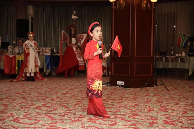 Bé gái việt đăng quang hoa hậu hoàn vũ nhí thế giới 2019 được rước bằng siêu xe dát vàng - 16