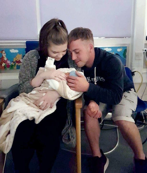 Bị người lạ hôn bé 4 tuần tuổi mắt sưng phồng chảy nước giành giật sự sống - 6