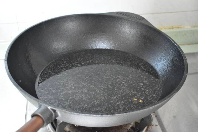 Biến chảo gang thành chống dính chỉ với vài bước đơn giản nấu ăn chẳng lo sát chảo - 4
