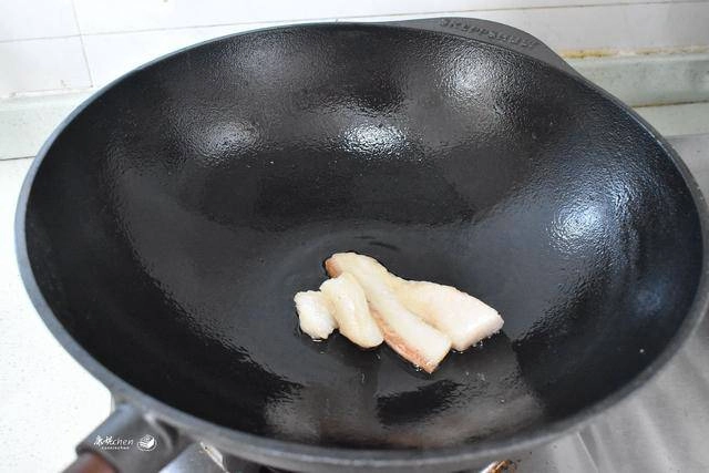 Biến chảo gang thành chống dính chỉ với vài bước đơn giản nấu ăn chẳng lo sát chảo - 5