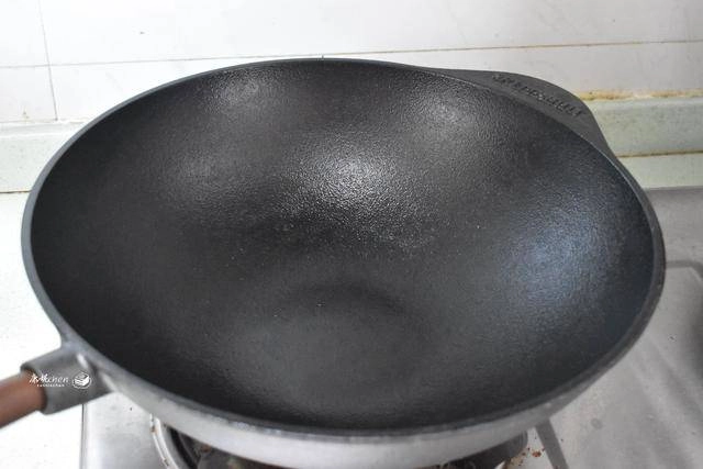 Biến chảo gang thành chống dính chỉ với vài bước đơn giản nấu ăn chẳng lo sát chảo - 6
