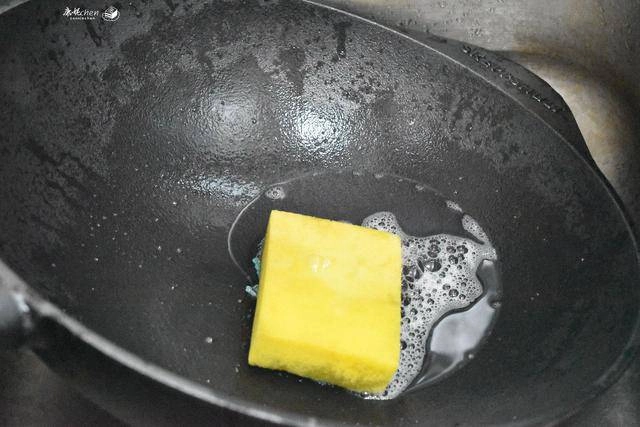 Biến chảo gang thành chống dính chỉ với vài bước đơn giản nấu ăn chẳng lo sát chảo - 1