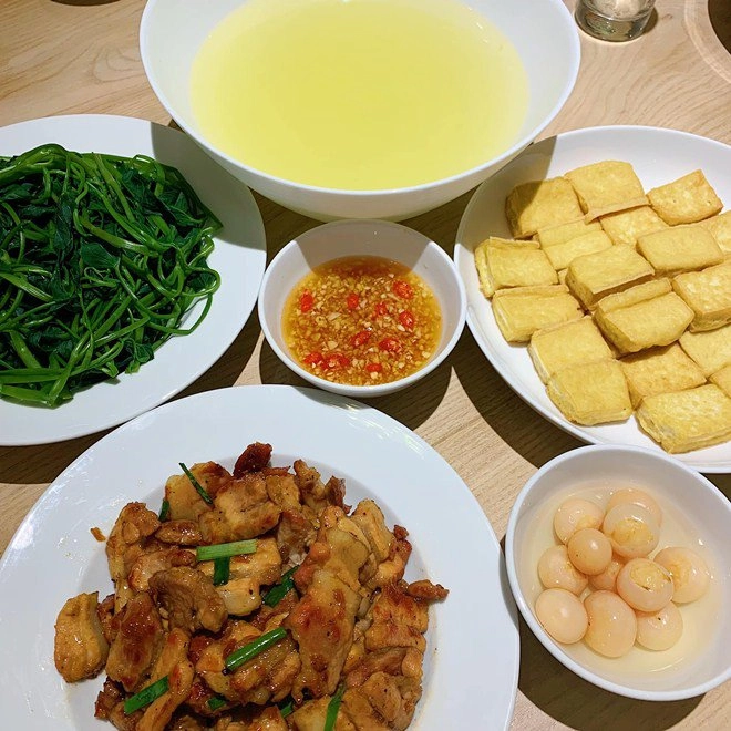 Bình luận dưới mâm cơm của con gái bố ruột bích phương còn nhắc tới chàng trai đặc biệt - 1