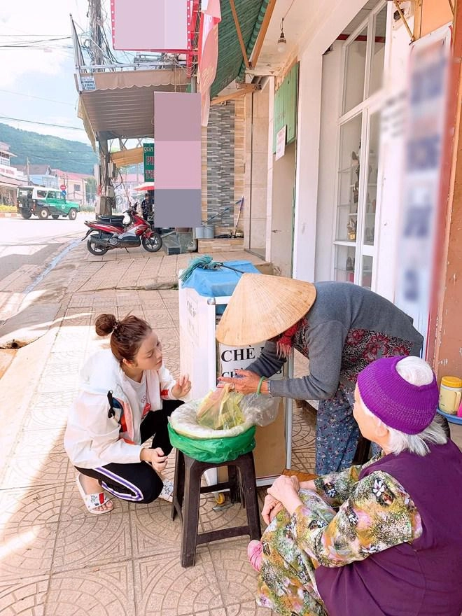 Bộ dạng lý nhã kỳ đi mua đồ ăn vỉa hè sau khi ốm liệt giường khiến fan thương xót - 2