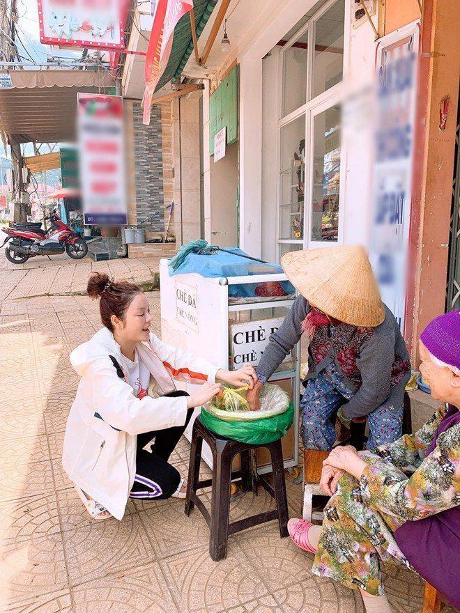 Bộ dạng lý nhã kỳ đi mua đồ ăn vỉa hè sau khi ốm liệt giường khiến fan thương xót - 3