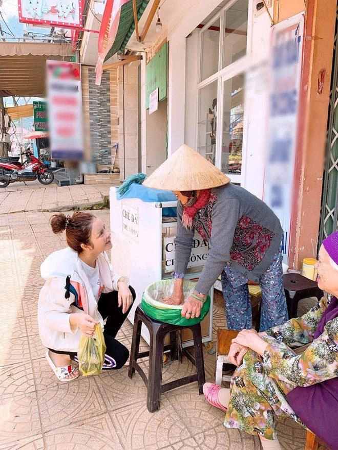 Bộ dạng lý nhã kỳ đi mua đồ ăn vỉa hè sau khi ốm liệt giường khiến fan thương xót - 4