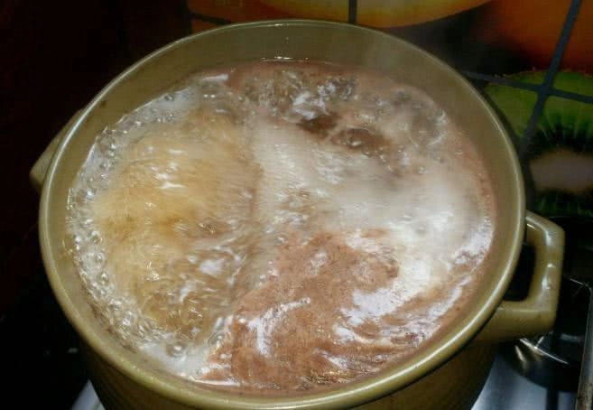 Bọt sủi trắng trong nước xương hầm là gì có độc hại không và sự thật gây bất ngờ - 1