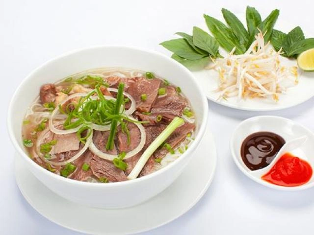 Chiều con mẹ đảm nấu cả 5 lít nước dùng phở tuyệt ngon cho con ăn sáng cả tuần - 9