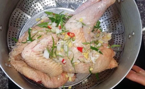 Cách làm gà hấp bia ngọt thanh cho bữa tối ngon miệng - 4