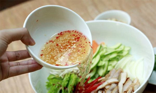 Cách làm gỏi gà với hành tây thơm ngon thịt ngọt the the của hành - 7