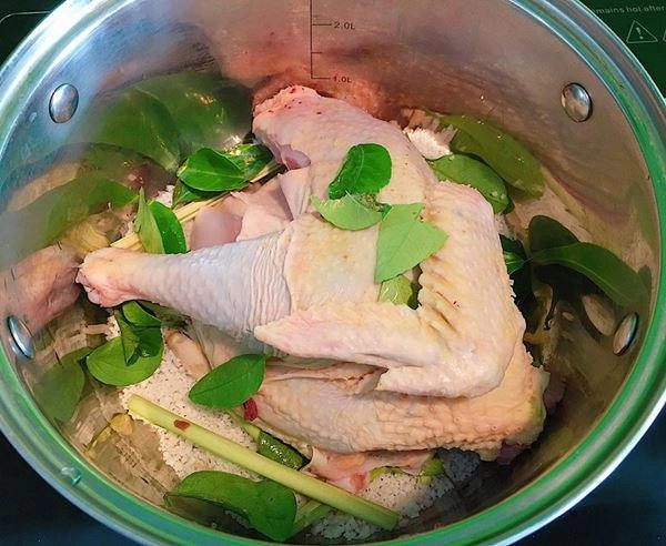 Cách luộc gà ngon da vàng giòn ngọt thịt hấp dẫn nhất - 4