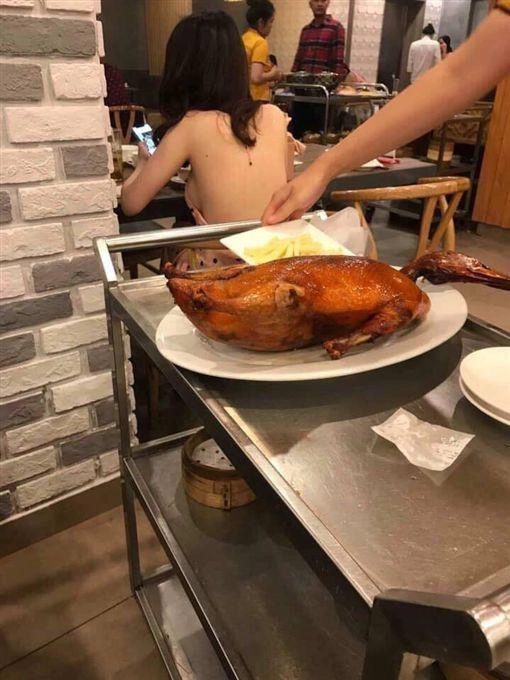 Chàng trai khoe món vịt quay ngon chảy nước miếng dân tình lại dán mắt vào cô gái phía sau - 1