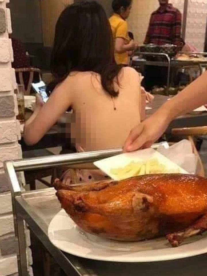 Chàng trai khoe món vịt quay ngon chảy nước miếng dân tình lại dán mắt vào cô gái phía sau - 2