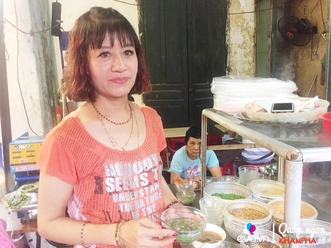 Chỉ bán chè thái trong chợ nhưng tháng kiếm 60 triệu hai vợ chồng nuôi con du học thành tài - 1