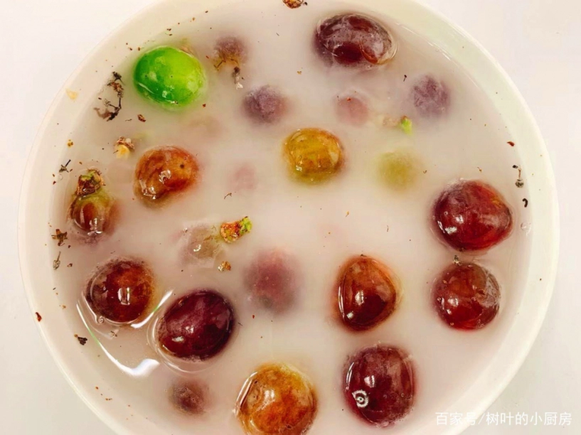 Chỉ cần ngâm nho trong nước pha 2 thứ này đảm bảo sạch bong ăn không cần bóc vỏ - 2
