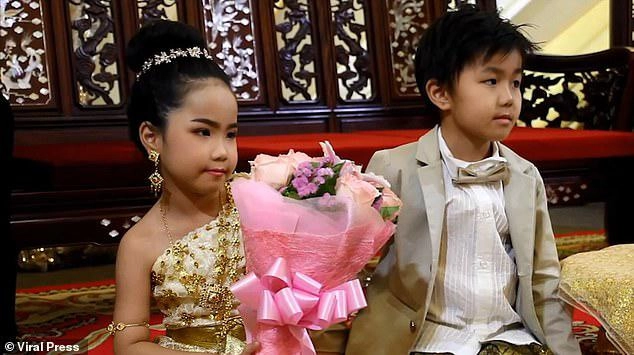 Chị và em trai song sinh6 tuổi làm đám cưới cực xa xỉ của hồi môn 180 triệu đồng - 1