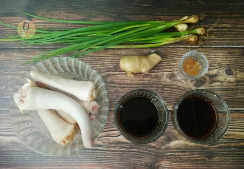 Cho đuôi lợn vào nồi cơm điện cùng vài gia vị sau 40 phút được món kho ngon cực phẩm - 1