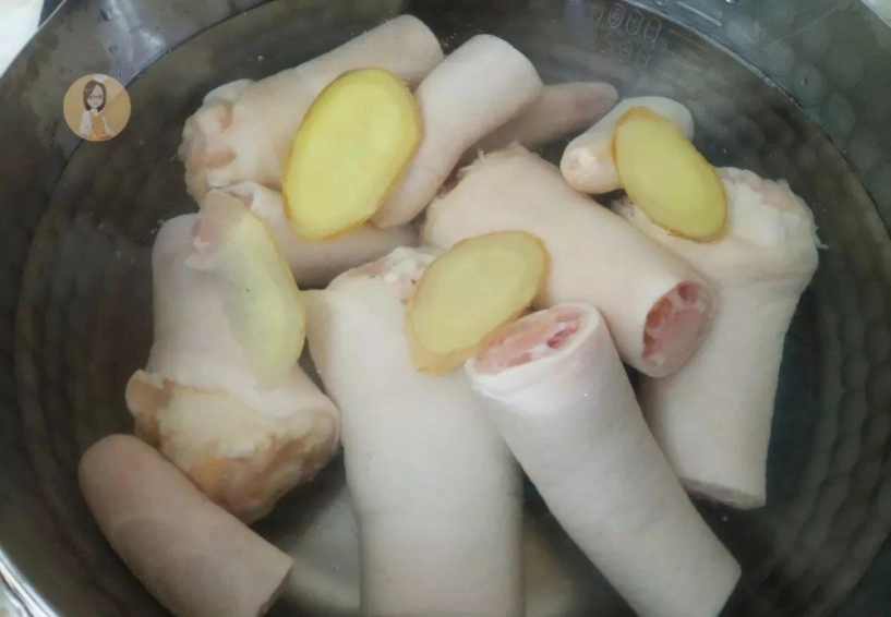 Cho đuôi lợn vào nồi cơm điện cùng vài gia vị sau 40 phút được món kho ngon cực phẩm - 3