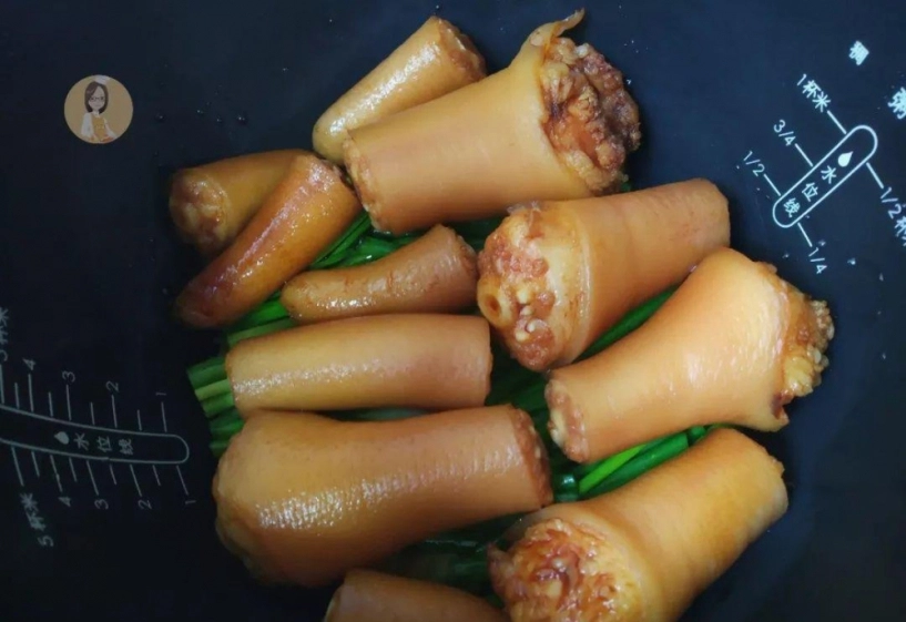 Cho đuôi lợn vào nồi cơm điện cùng vài gia vị sau 40 phút được món kho ngon cực phẩm - 6
