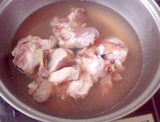 Cho muối trước hay sau khi hầm xương để nước trong và đây là bí quyết của đầu bếp - 2