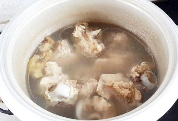 Cho muối trước hay sau khi hầm xương để nước trong và đây là bí quyết của đầu bếp - 3