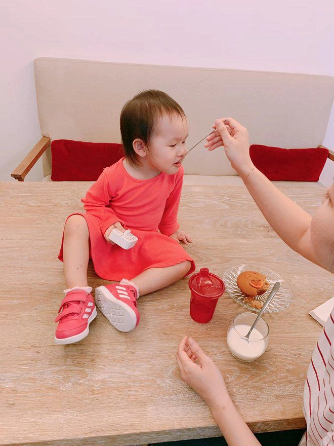 Chồng đại gia cưng chiều nấu ăn cho phan như thảo cũng khéo léo làm bánh cho con thế này - 3
