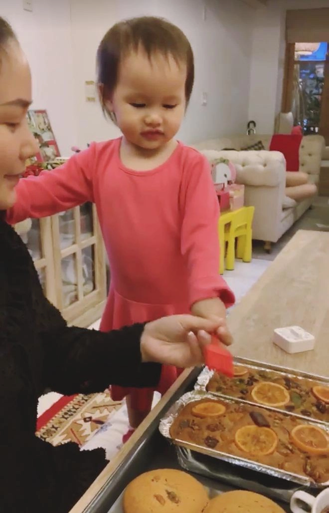 Chồng đại gia cưng chiều nấu ăn cho phan như thảo cũng khéo léo làm bánh cho con thế này - 7